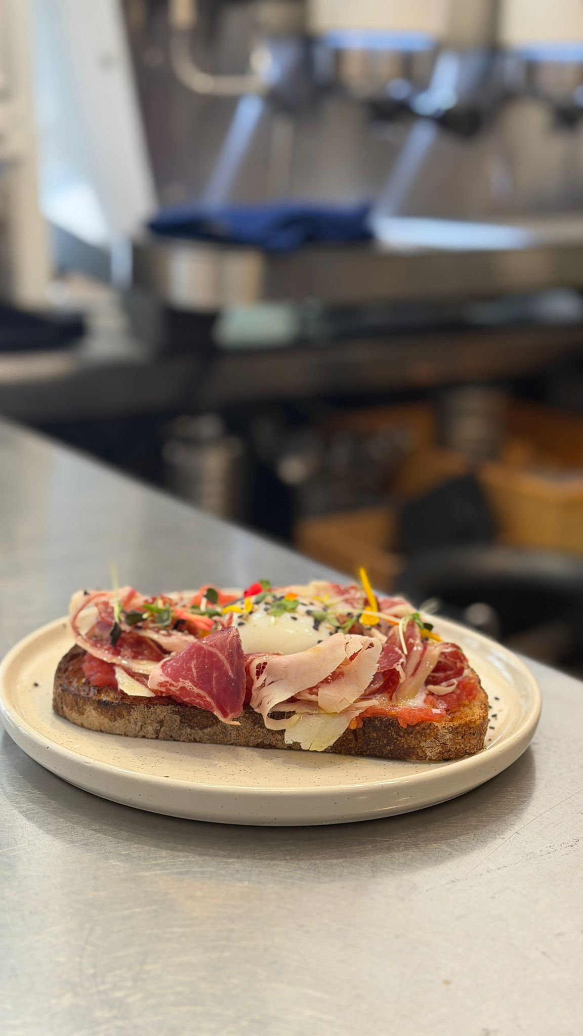 Desayunos en Petit Café, barrio de Gros, Donostia
